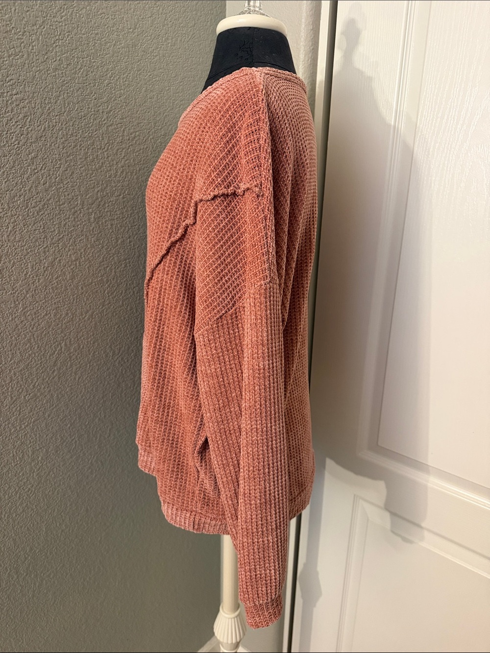 BiBi Waffle-Knit Crew Pullover in Dusty Rose with Kangaroo Pocket Size Medium - Picture 3 of 6